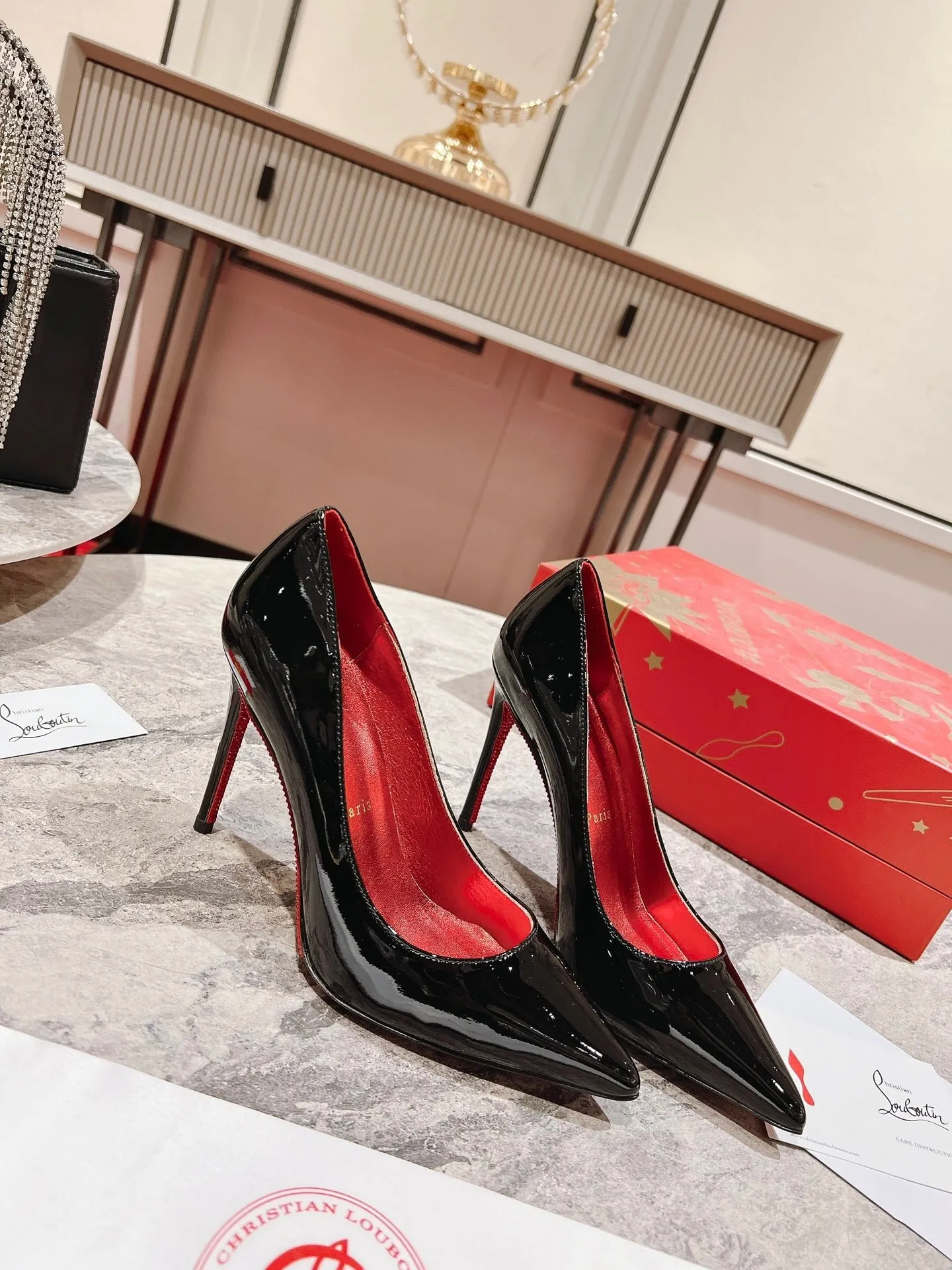 👟👟Ex-factory price 600👟👟 🆑❥∙ Diamond sole shoe☀️✪ꫛꫀw.✔︎ Set on a 100mm heel, its black patent calfskin upper is enhanced by iridescent Louboutin red lining. Standing out for its originality, the sole is entirely decorated with red rhinestones, fixed one by one by hand. Genuine leather outsole size: 35-39 (40.41. Customized, non-refundable and non-exchangeable. Heel height: 12cm. Color: black patent leather, black cowhide